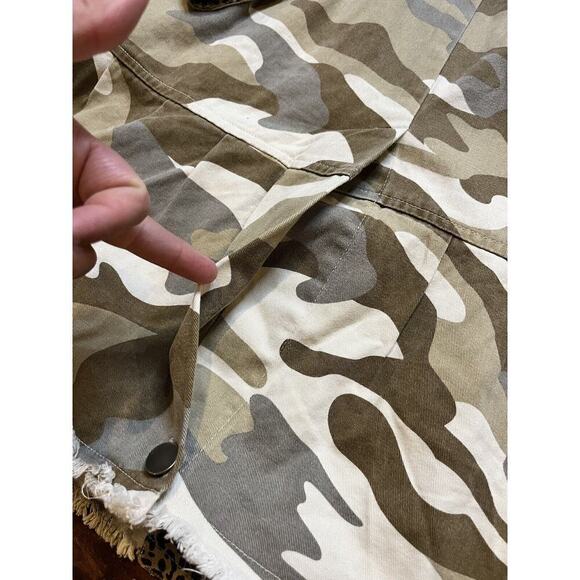 Mystree Camo Stretch Button Down Raw Hem Boho Casual Shirt Jacket Size Small - Picture 6 of 6
